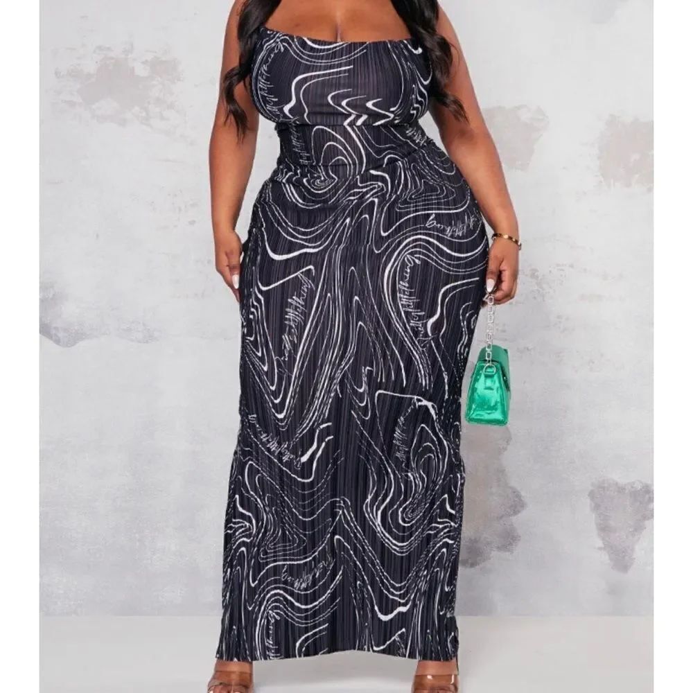 PRETTYLITTLETHING PLUS BLACK WHITE SWIRL PRINTED PLISSE COWL NECK MAXI DRESS
